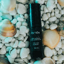Crema para los ojos del hombre contra las ojeras, bolsas y patas de gallo