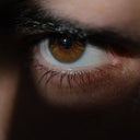 Cosmética masculina para combatir las ojeras, bolsas y patas de gallo del hombre