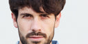 Bolsas en los ojos en hombres: primer plano de la cara y la zona del ojo de un hombre con barba